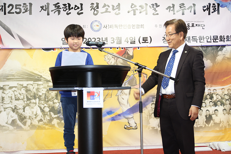 19 도우미 김용길 사무총장.jpg