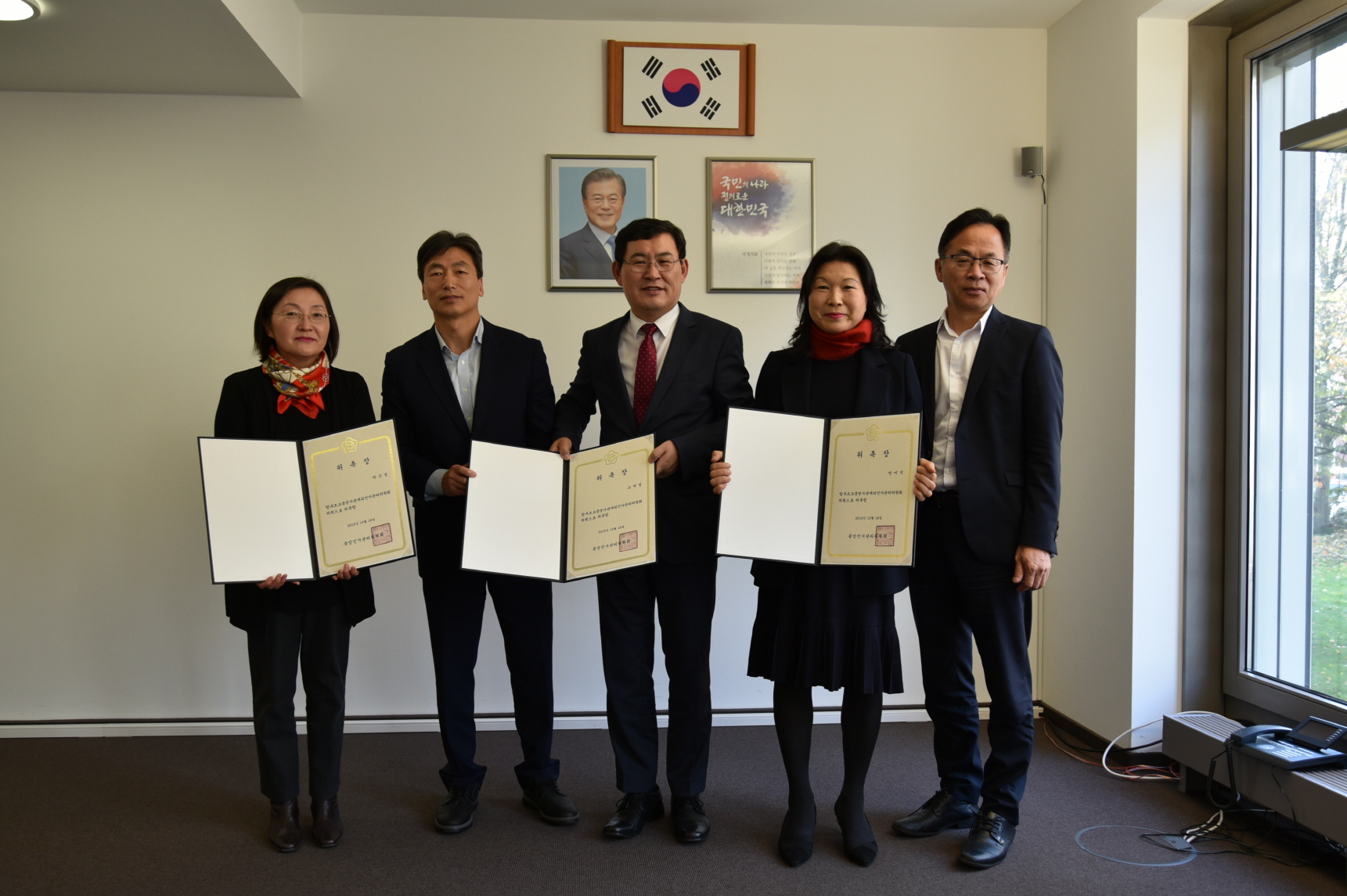 왼쪽으로부터 박은경, 오재범 위원. 신성철 총영사, 방미석 위원, 김학성 부총영사.JPG