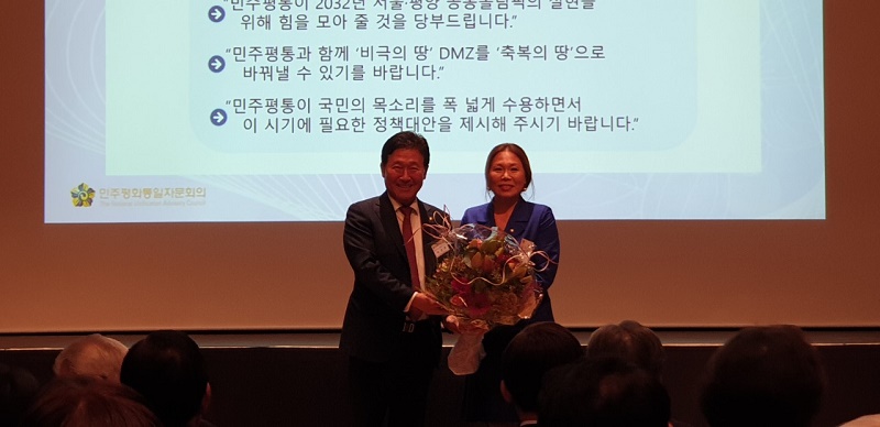 꽃 전달, 박종범 이기자.jpg