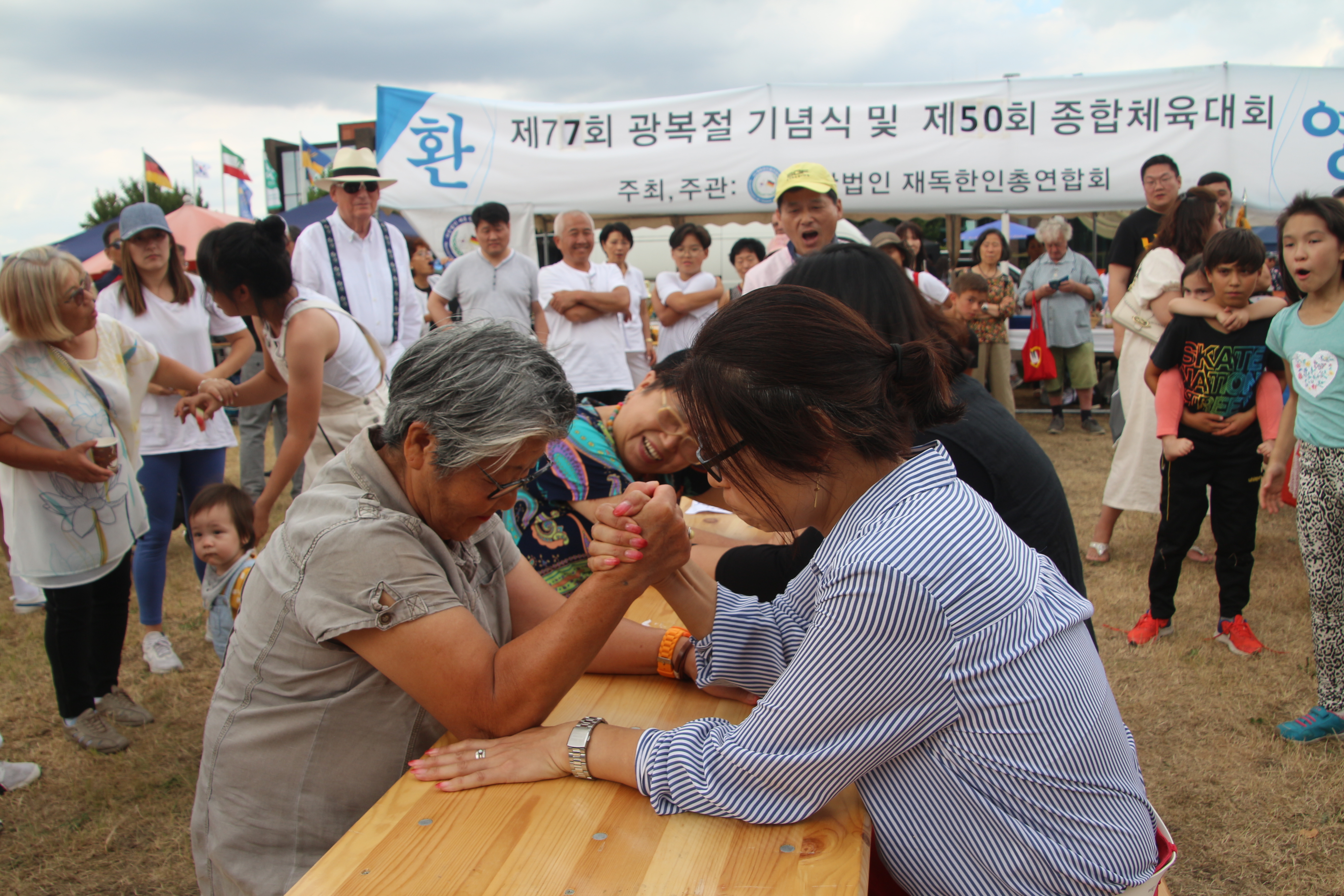 22 여자 팔씨름.JPG